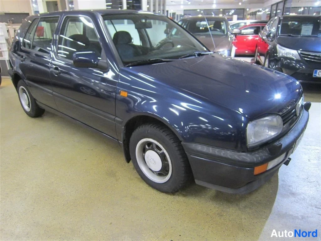 Sininen Volkswagen Golf 1994, etuviisto, keula oikealle, kuva 2