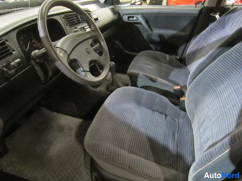 Sininen Volkswagen Golf 1994, ohjaamo, kuva 9