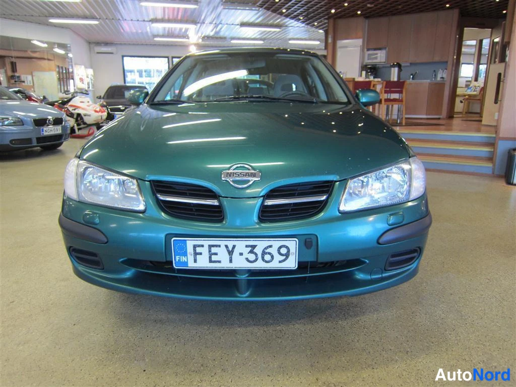 Vihreä Nissan Almera 2001, edestä, kuva 2
