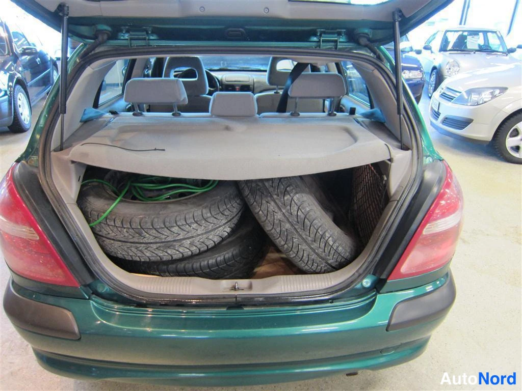 Vihreä Nissan Almera 2001, tavaratila, kuva 11