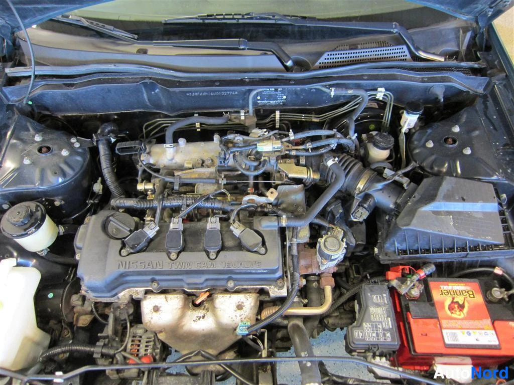 Vihreä Nissan Almera 2001, moottoritila, kuva 12