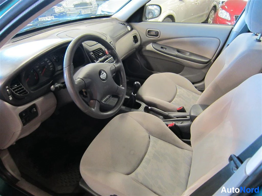 Vihreä Nissan Almera 2001, ohjaamo, kuva 6