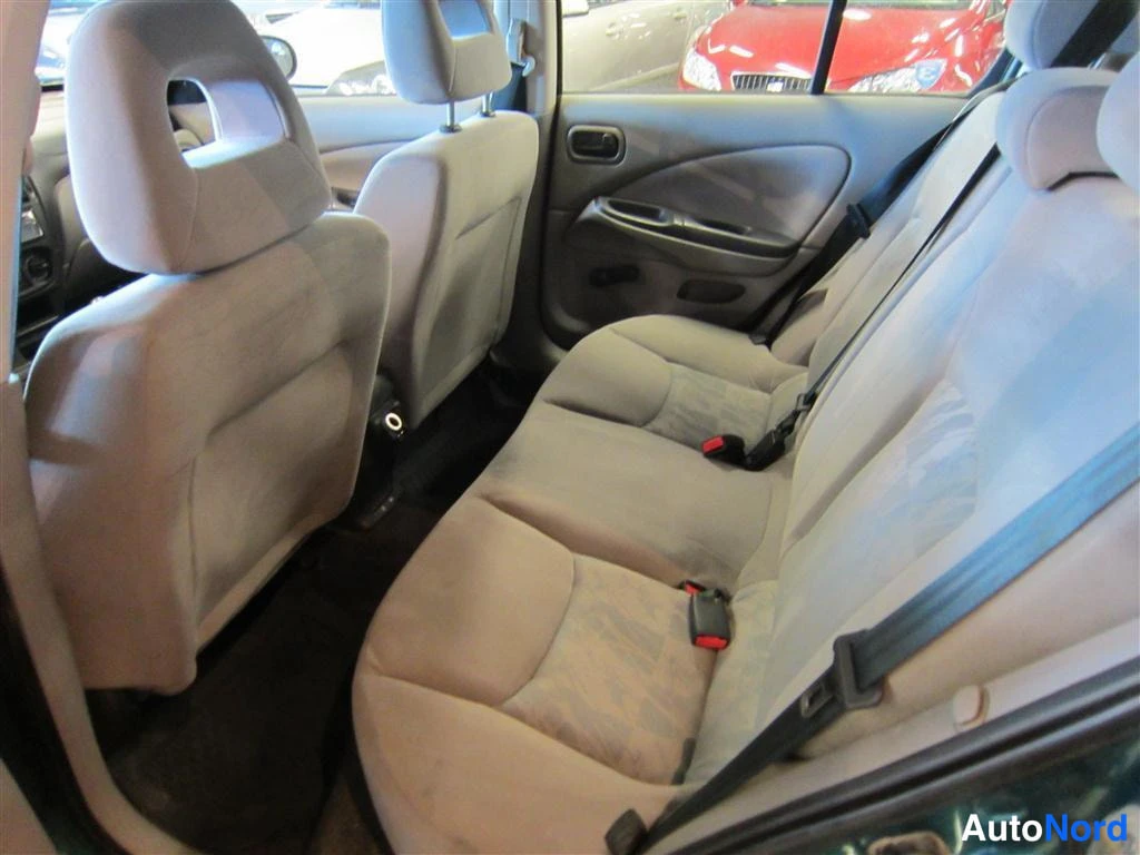 Vihreä Nissan Almera 2001, takaistuimet, kuva 9