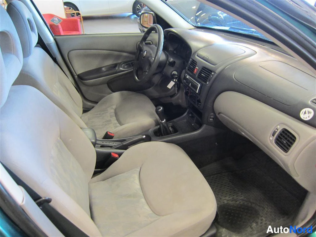 Vihreä Nissan Almera 2001, ohjaamo, kuva 8