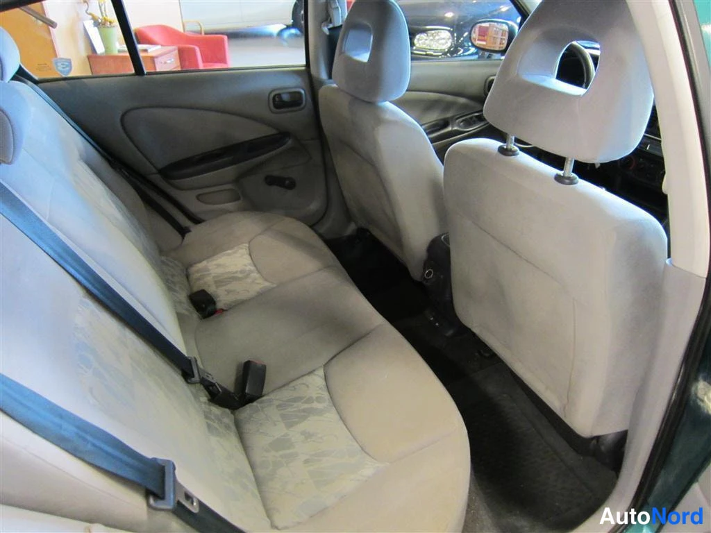 Vihreä Nissan Almera 2001, takaistuimet, kuva 10