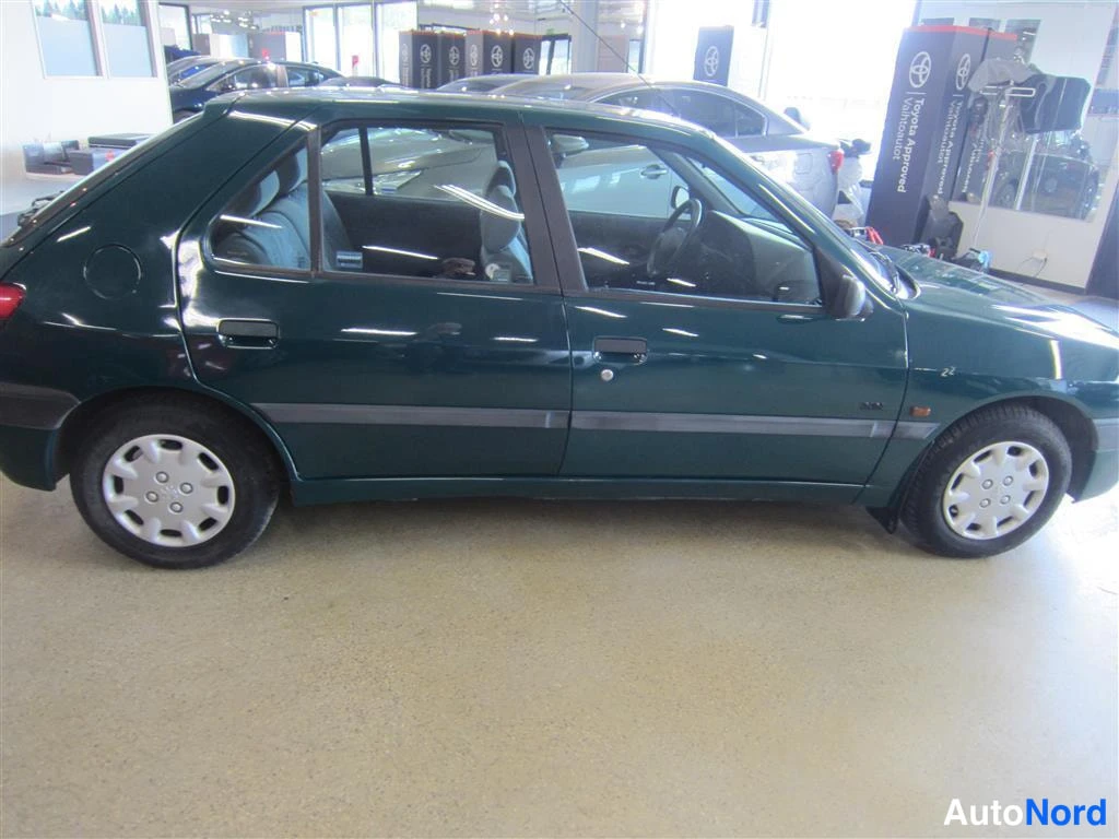 Vihreä Peugeot 306 1997, sivulta, kuva 5