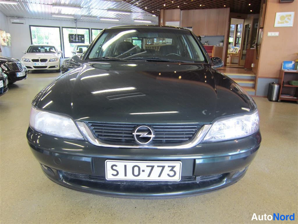 Vihreä Opel Vectra 1999, edestä, kuva 2