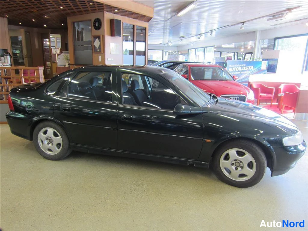 Vihreä Opel Vectra 1999, sivulta, kuva 3