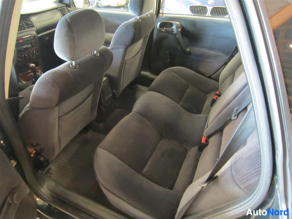 Vihreä Opel Vectra 1999, takaistuimet, kuva 9