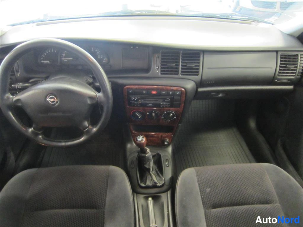 Vihreä Opel Vectra 1999, ohjaamo, kuva 6