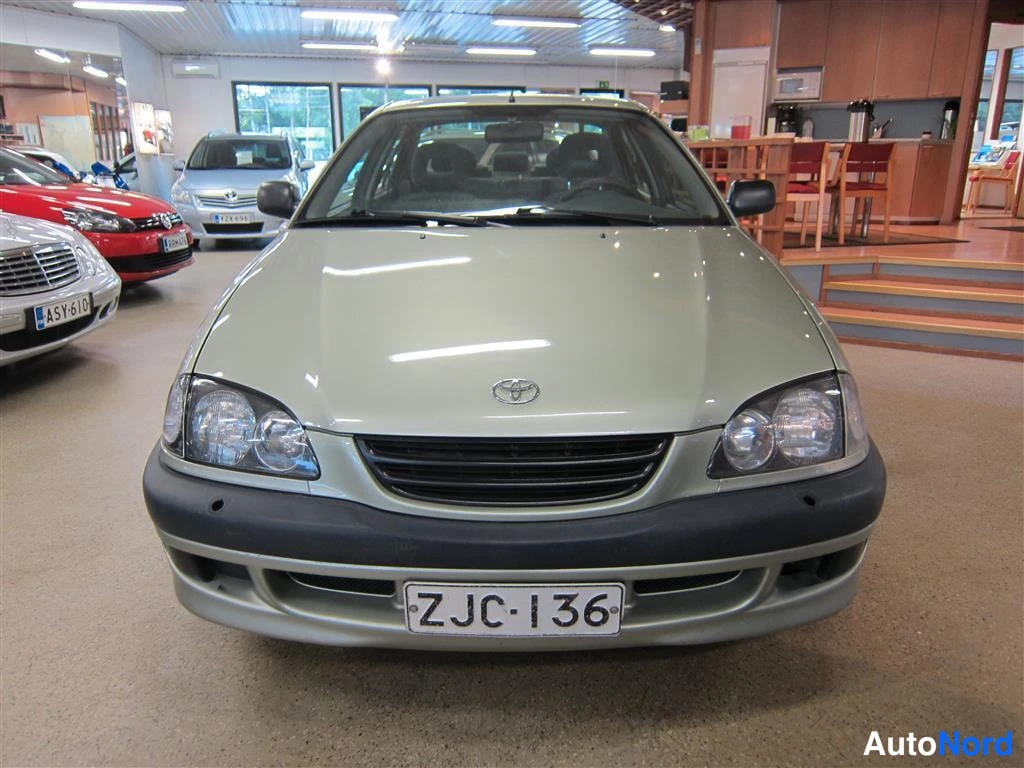 Vihreä Toyota Avensis 2000, edestä, kuva 2