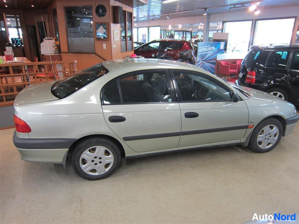 Vihreä Toyota Avensis 2000, takaviisto, kuva 3