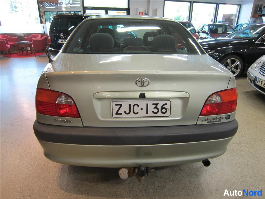 Vihreä Toyota Avensis 2000, takaa, kuva 4