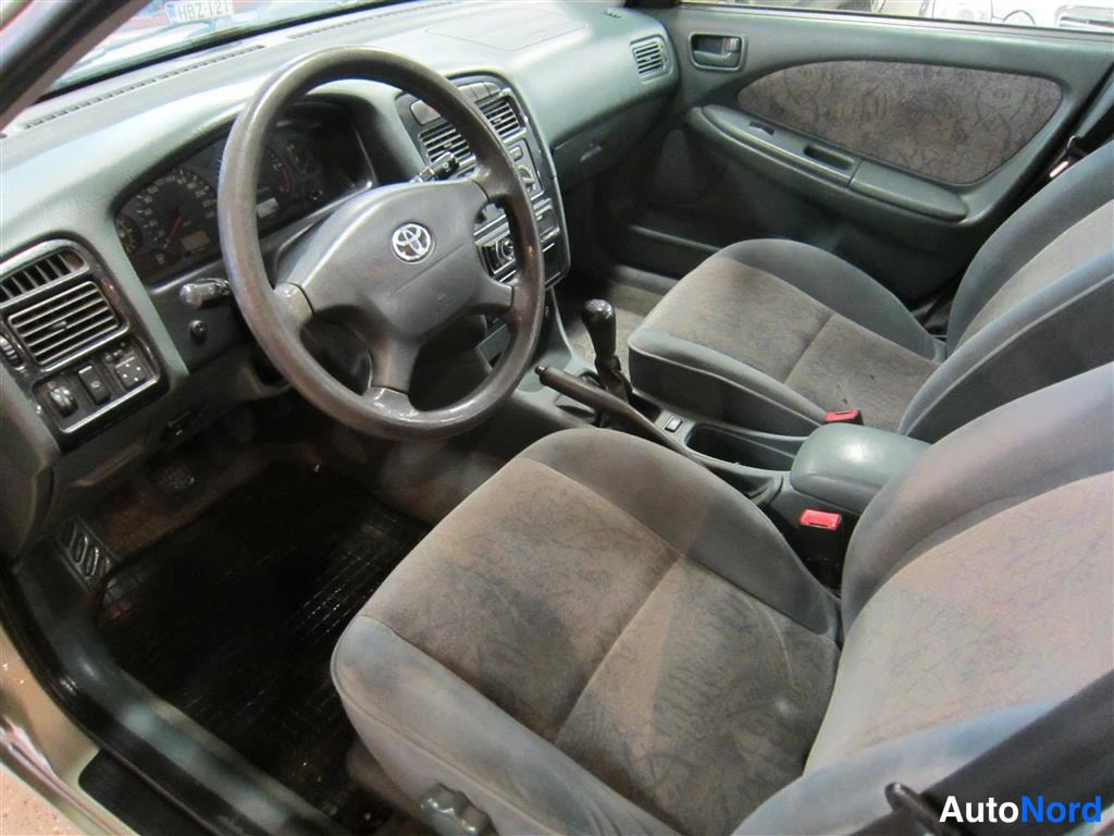 Vihreä Toyota Avensis 2000, ohjaamo, kuva 5