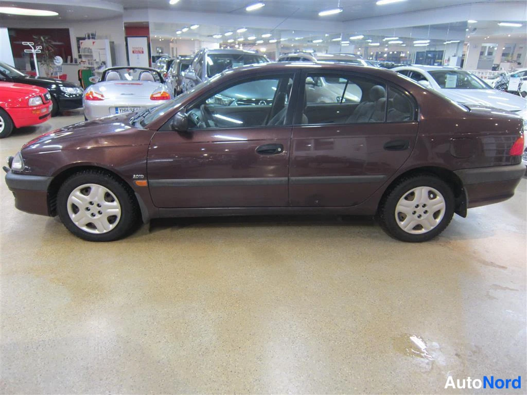 Punainen Toyota Avensis 1999, etuviisto, keula vasemmalle, kuva 2