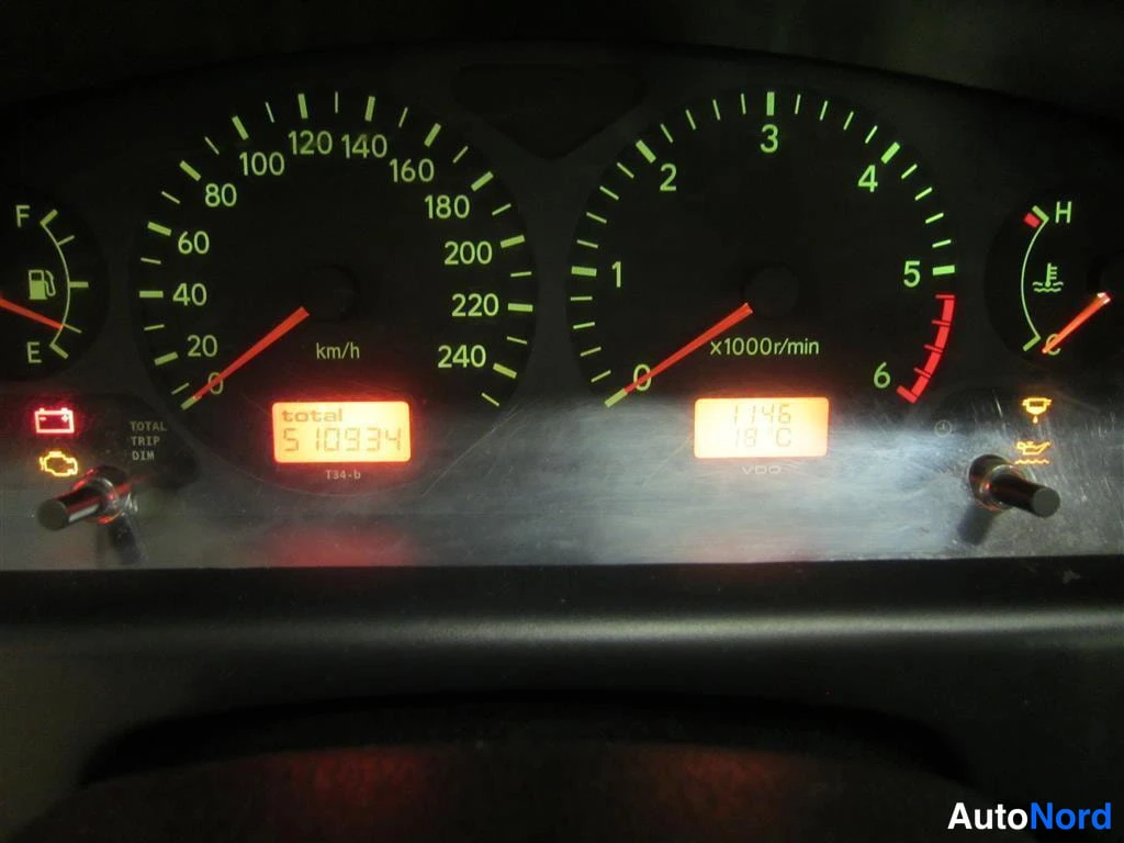 Punainen Toyota Avensis 1999, yksityiskohta, kuva 17