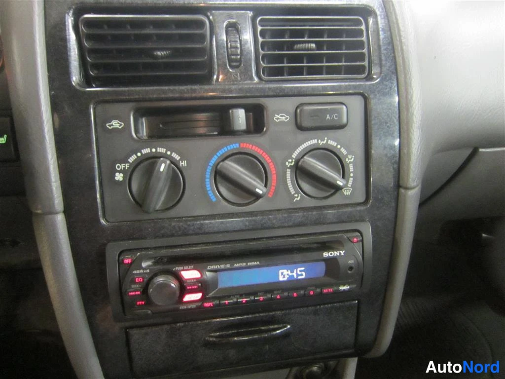 Punainen Toyota Avensis 1999, yksityiskohta, kuva 16