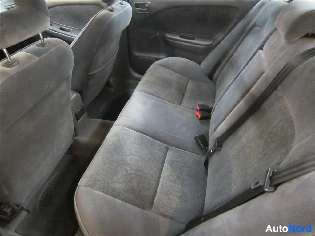 Punainen Toyota Avensis 1999, takaistuimet, kuva 12