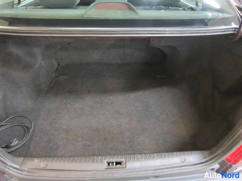 Punainen Toyota Avensis 1999, tavaratila, kuva 14