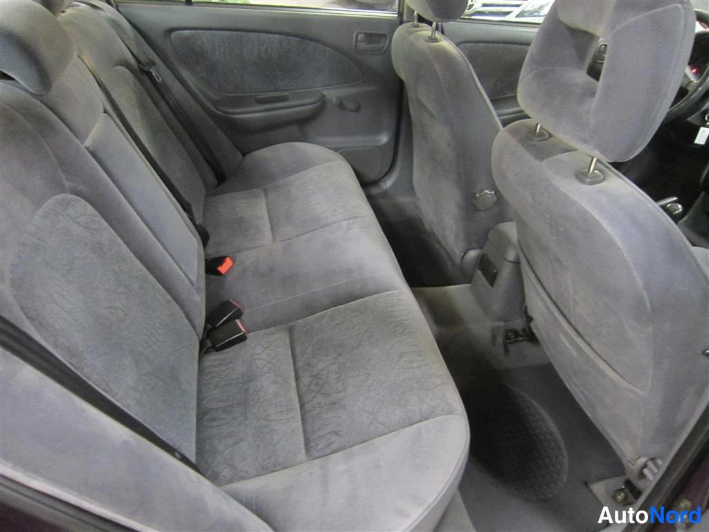 Punainen Toyota Avensis 1999, takaistuimet, kuva 13