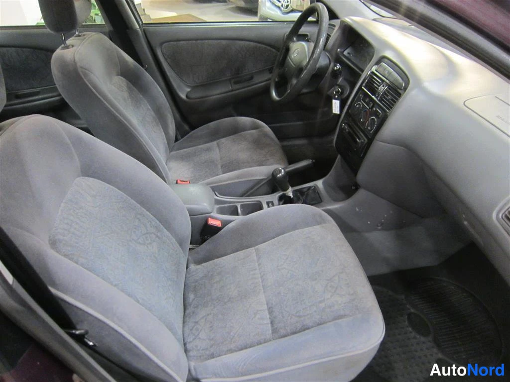 Punainen Toyota Avensis 1999, ohjaamo, kuva 11