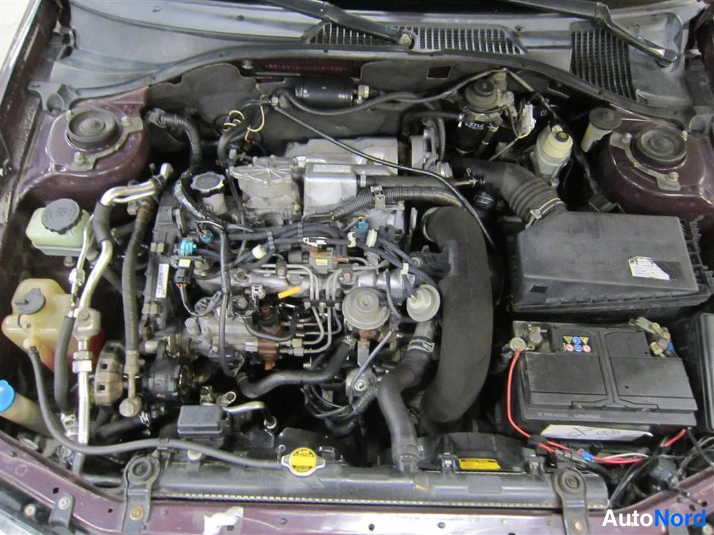 Punainen Toyota Avensis 1999, moottoritila, kuva 15