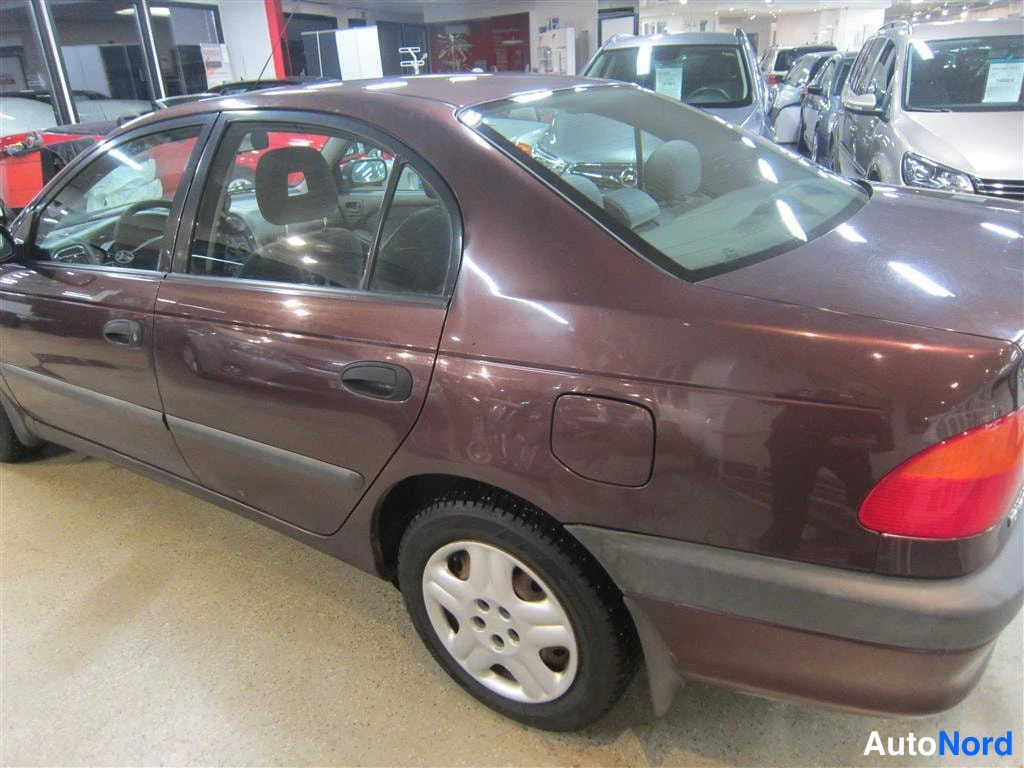 Punainen Toyota Avensis 1999, takaviisto, kuva 5