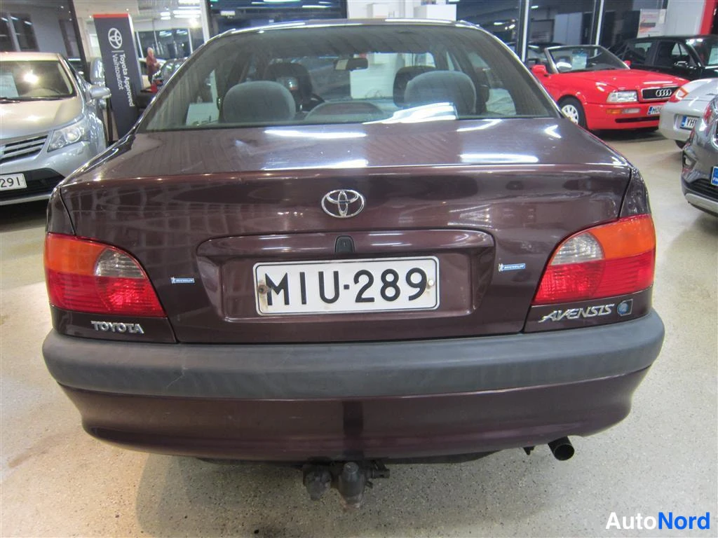 Punainen Toyota Avensis 1999, takaa, kuva 8