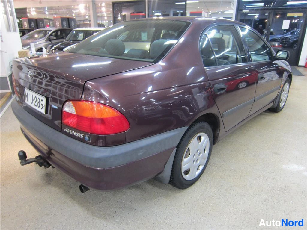 Punainen Toyota Avensis 1999, takaviisto, kuva 6