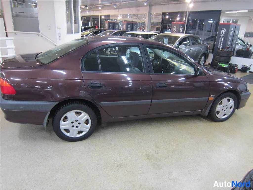 Punainen Toyota Avensis 1999, takaviisto, kuva 7