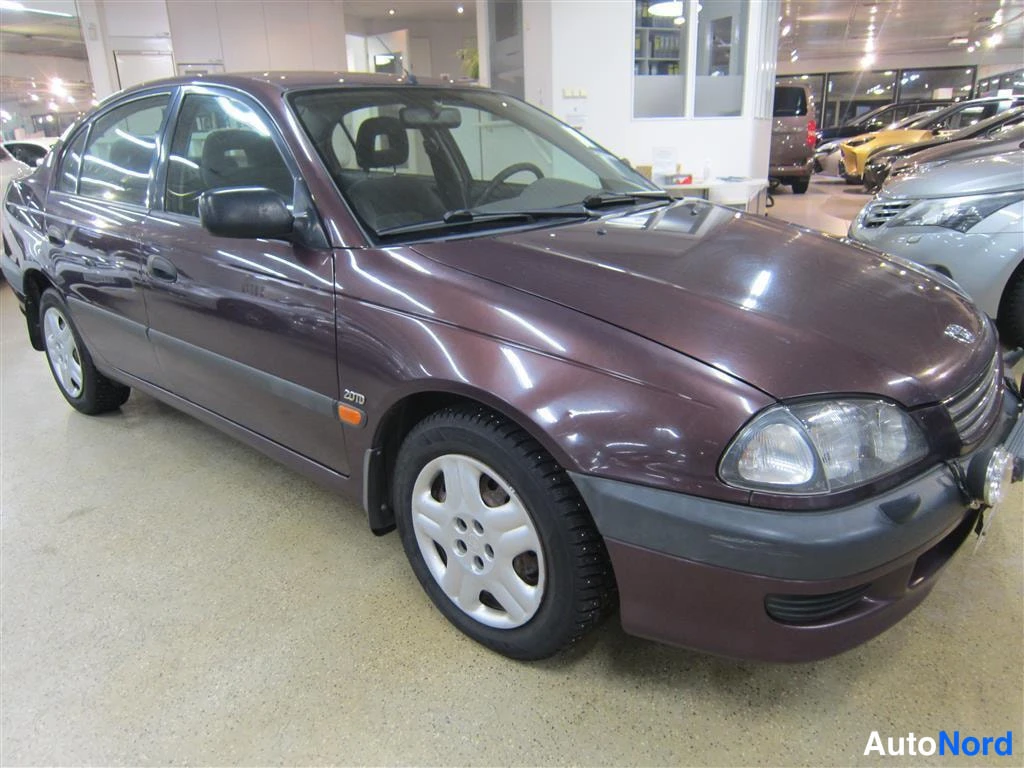 Punainen Toyota Avensis 1999, etuviisto, keula oikealle, kuva 3