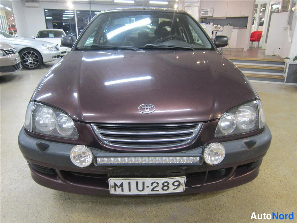 Punainen Toyota Avensis 1999, edestä, kuva 4