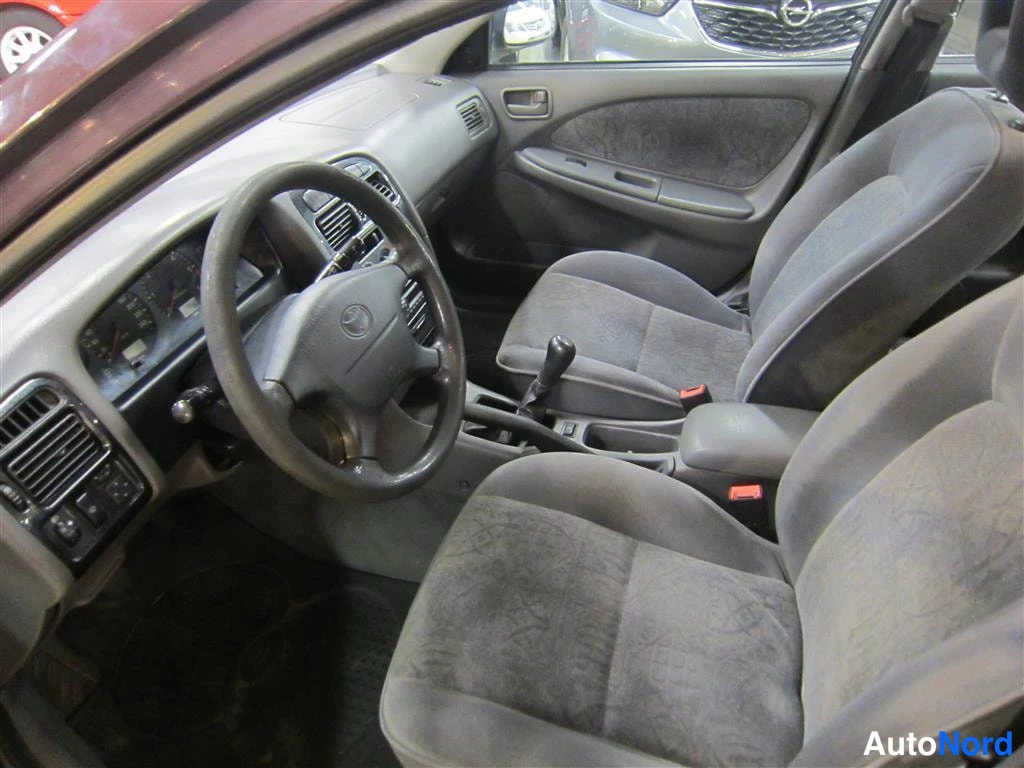 Punainen Toyota Avensis 1999, ohjaamo, kuva 9