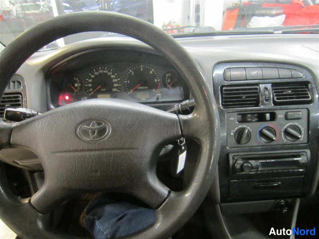 Punainen Toyota Avensis 1999, ohjaamo, kuva 10