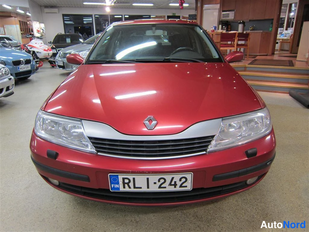 Punainen Renault Laguna 2001, edestä, kuva 3