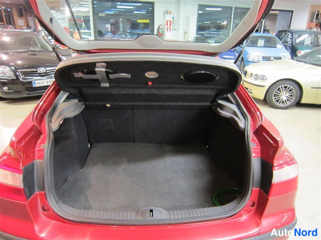 Punainen Renault Laguna 2001, tavaratila, kuva 11