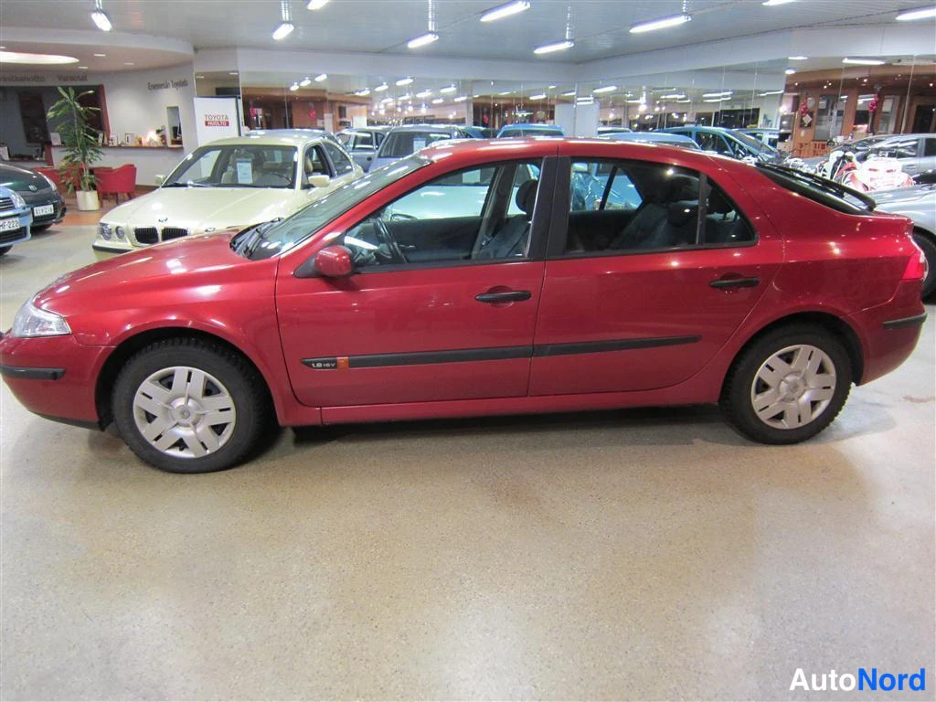 Punainen Renault Laguna 2001, etuviisto, keula vasemmalle, kuva 2