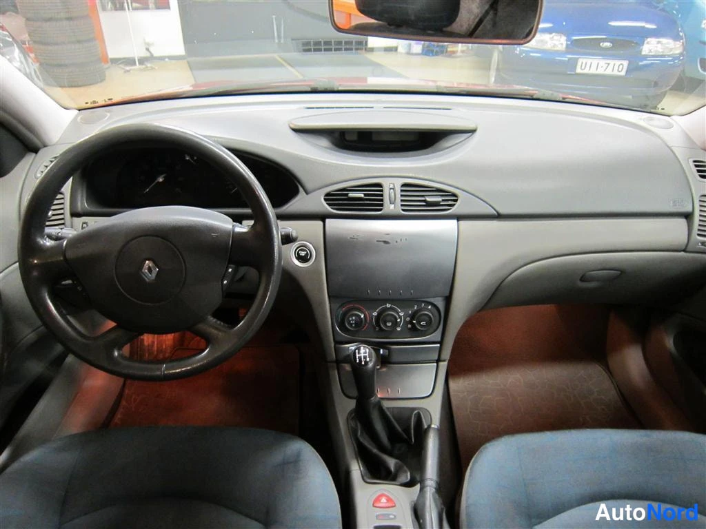Punainen Renault Laguna 2001, ohjaamo, kuva 6