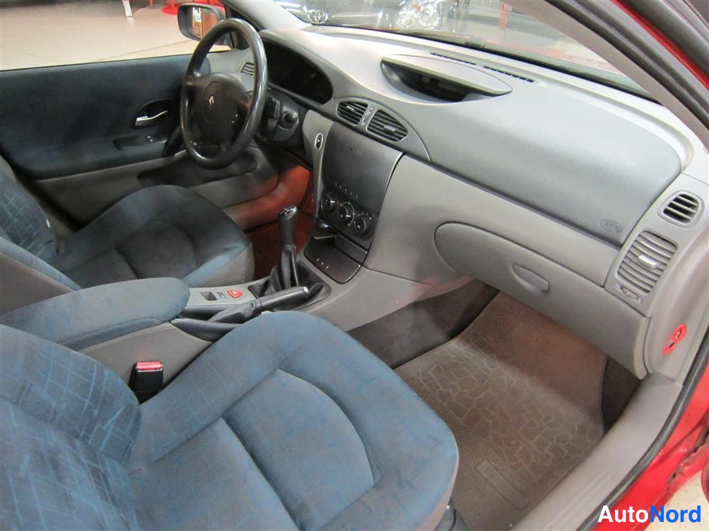 Punainen Renault Laguna 2001, ohjaamo, kuva 7