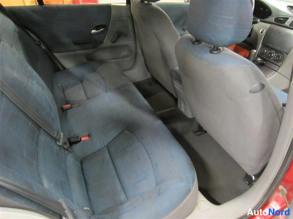 Punainen Renault Laguna 2001, takaistuimet, kuva 10