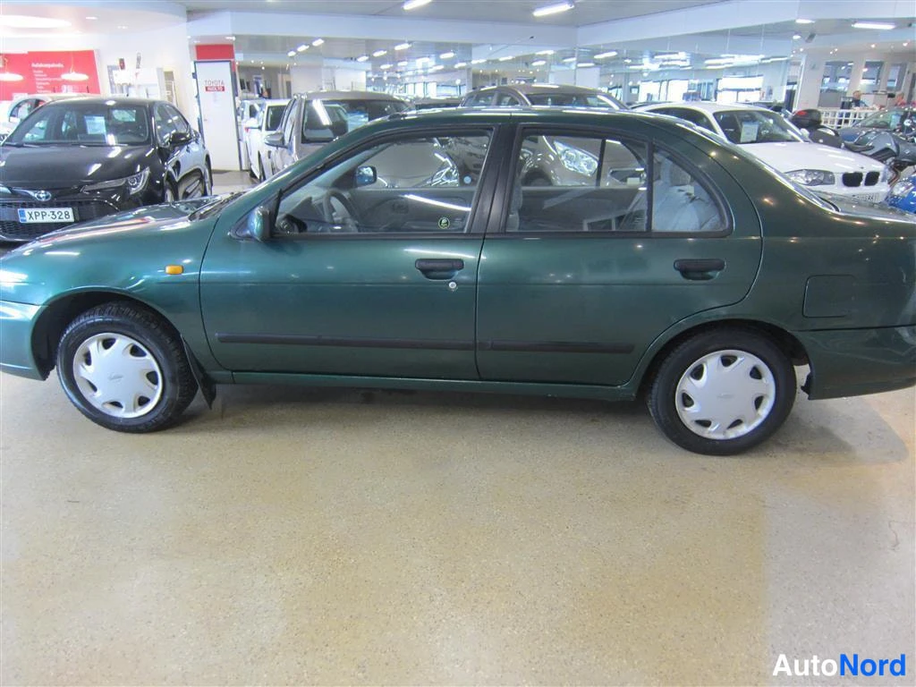 Vihreä Nissan Almera 1999, sivulta, kuva 10
