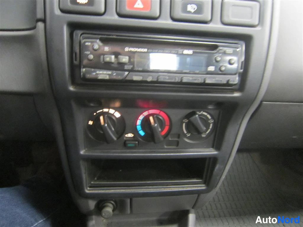 Vihreä Nissan Almera 1999, yksityiskohta, kuva 28