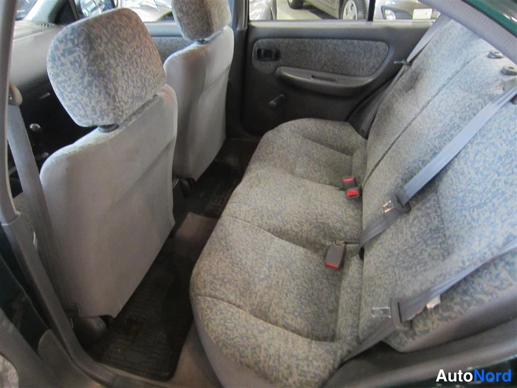 Vihreä Nissan Almera 1999, takaistuimet, kuva 21