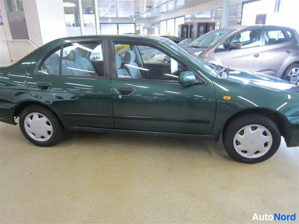 Vihreä Nissan Almera 1999, sivulta, kuva 8