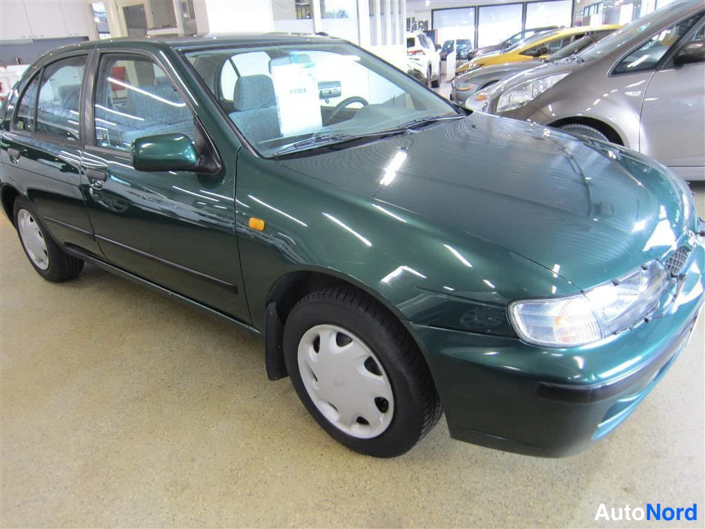 Vihreä Nissan Almera 1999, etuviisto, keula oikealle, kuva 4