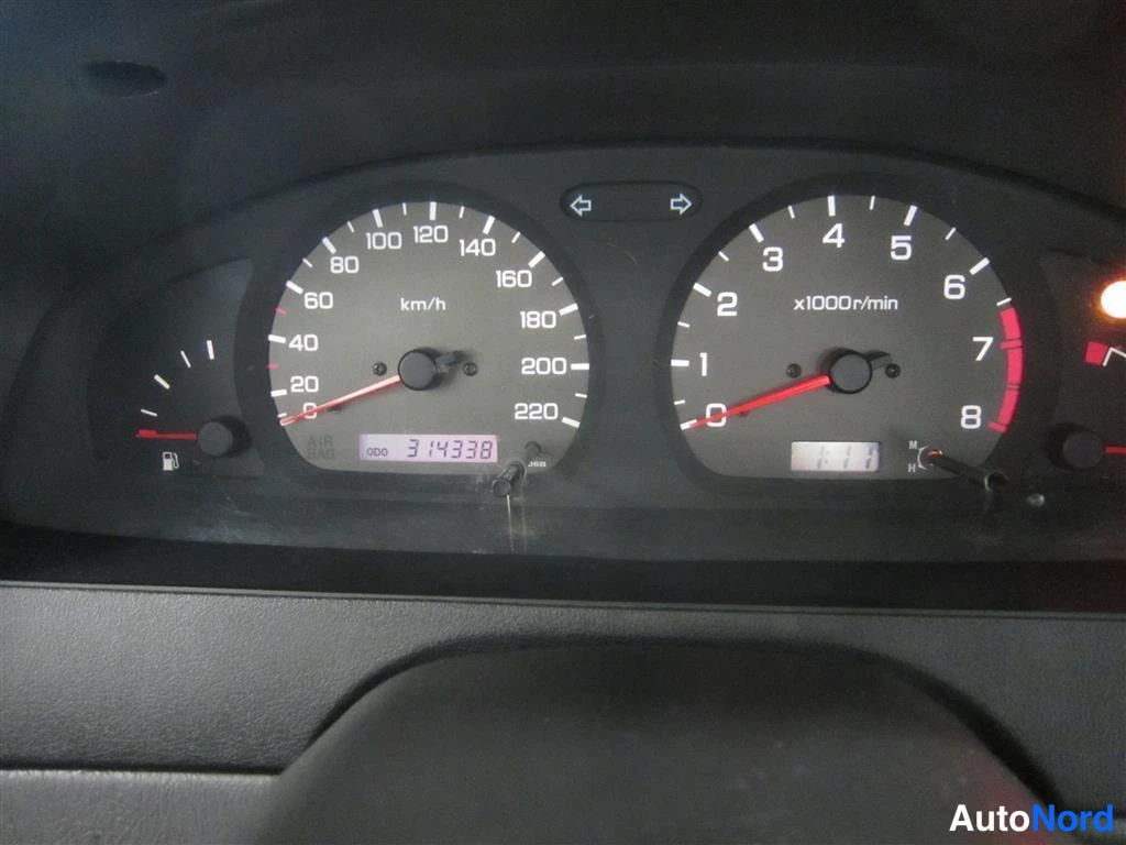 Vihreä Nissan Almera 1999, yksityiskohta, kuva 29