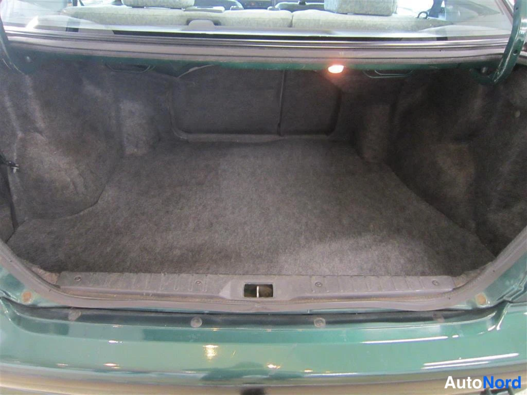 Vihreä Nissan Almera 1999, tavaratila, kuva 25