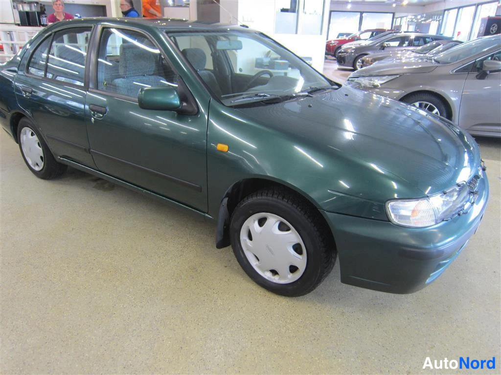 Vihreä Nissan Almera 1999, etuviisto, keula oikealle, kuva 3