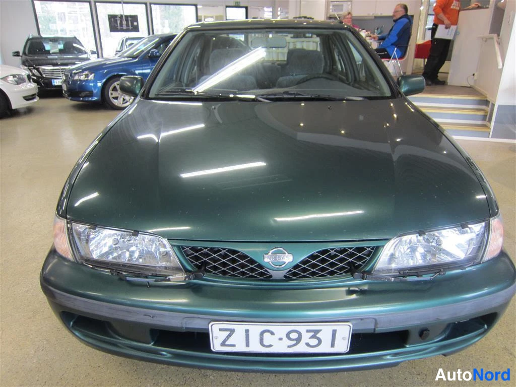 Vihreä Nissan Almera 1999, edestä, kuva 5