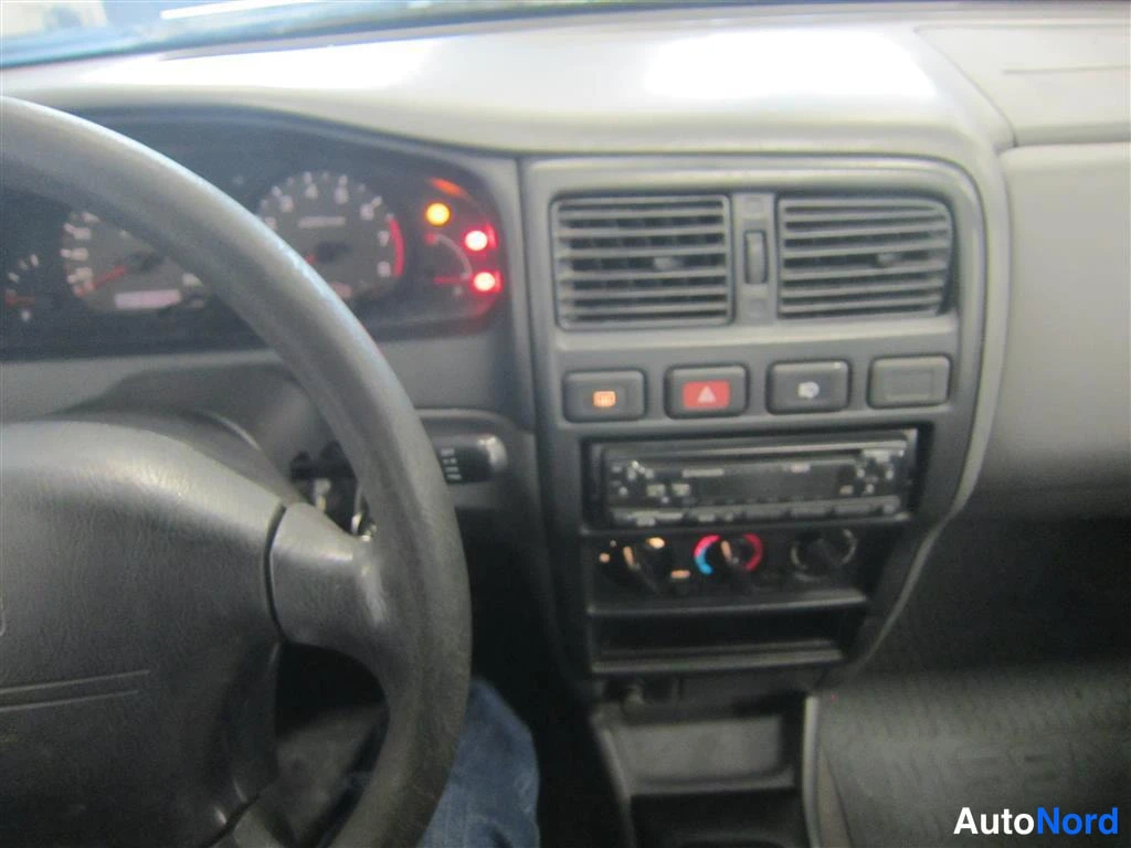Vihreä Nissan Almera 1999, ohjaamo, kuva 20